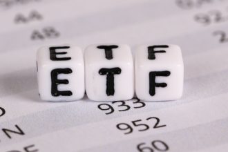 BlackRock's Bitcoin ETF Climbs to Top Rankings Despite Trading Handicap
