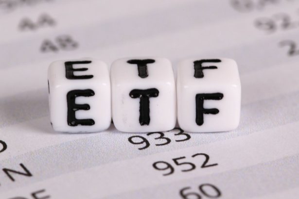 BlackRock's Bitcoin ETF Climbs to Top Rankings Despite Trading Handicap