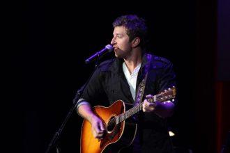 who is brett eldredge wife ?