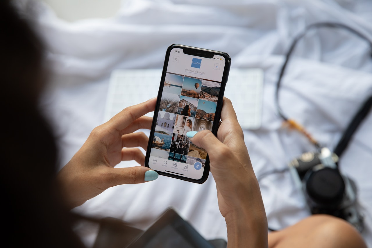 Use Instagram/Facebook Stories