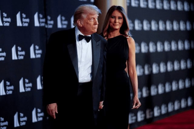 Trump greeted by cheers and boos at ‘Les Mis’
